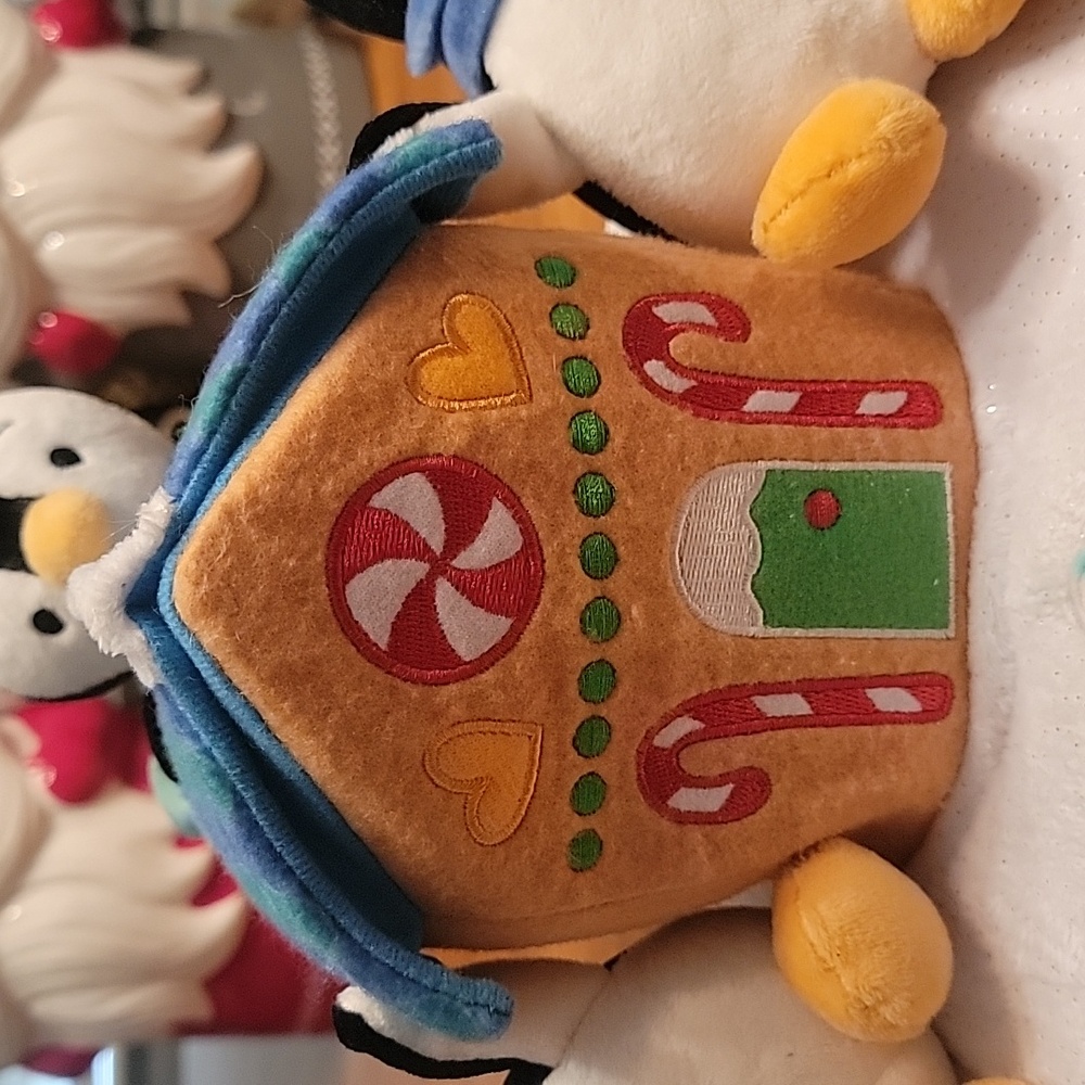 2021 Hallmark Penguin Gingerbread Treat Music & Movement Table Top Plush VIDEO - Picture 8 of 9
